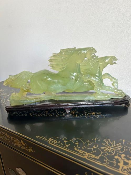 Galopperende jade paarden op houten onderstel, Antiek en Kunst, Kunst | Niet-Westerse kunst, Ophalen of Verzenden