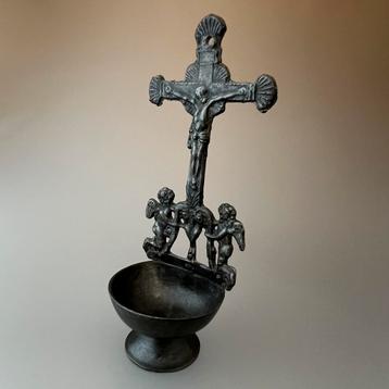 Oud wijwaterbakje van tin met kruis en engelen beschikbaar voor biedingen