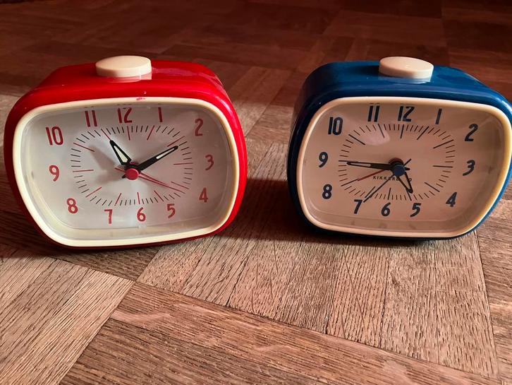 Retro wekker stil klokje rood en blauw Kikkerland, Witgoed en Apparatuur, Wekkers, Zo goed als nieuw, Ophalen of Verzenden