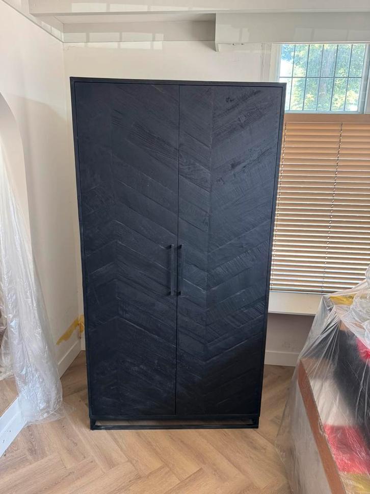 Buffetkast wegens plaatsen visgraat vloer mag deze weg, Huis en Inrichting, Kasten | Buffetkasten, Zo goed als nieuw, 25 tot 50 cm