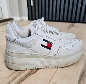 Witte Tommy Hilfiger beschikbaar voor biedingen