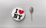 speldje en grote button van NEW YORK, Verzamelen, Speldjes, Pins en Buttons, Ophalen of Verzenden, Overige onderwerpen, Speldje of Pin