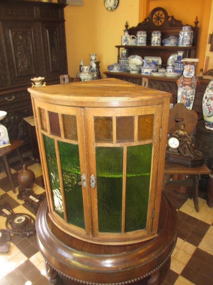 antieke eiken hoek vitrinekast jaren 30 antiek gekleurd glas, Huis en Inrichting, Kasten | Vitrinekasten, Gebruikt, Minder dan 100 cm