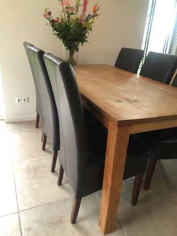 Houten eettafel met zes stoelen