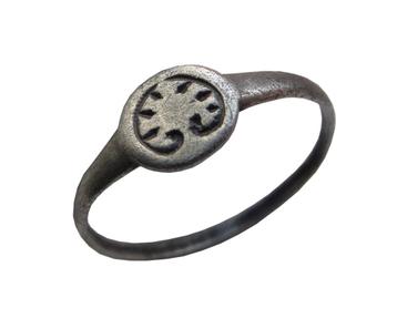Bodemvondst Middeleeuws zilveren ring met Levensboom
