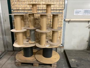 Gratis houten haspels beschikbaar voor biedingen