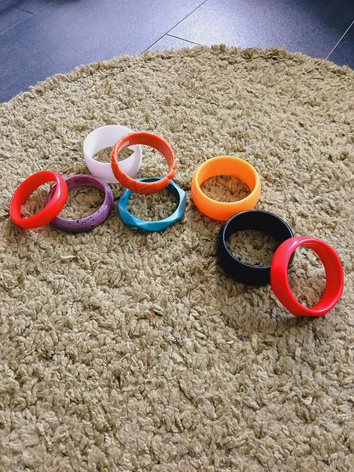 Lot 8x vintage jaren 60 tot 80 bangles, armbanden, Sieraden, Tassen en Uiterlijk, Armbanden, Gebruikt, Kunststof of Plastic, Overige kleuren