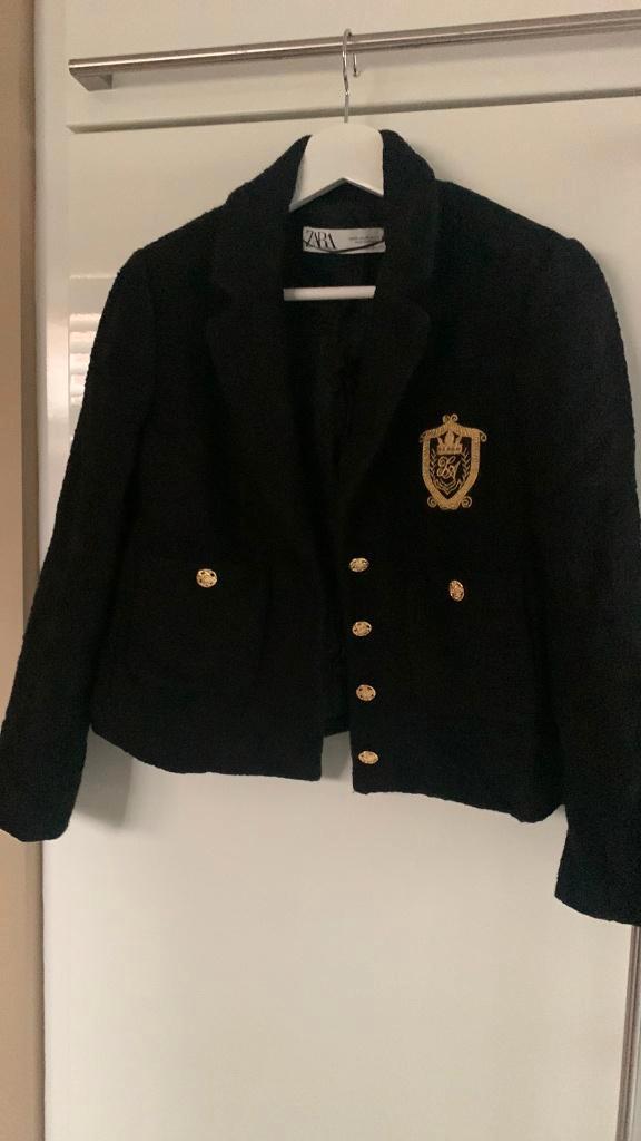 ZARA zwarte bouclé blazer met goudkleurige crest embleem  XS, Kleding | Dames, Jasjes, Kostuums en Pakken, Zo goed als nieuw, Maat 34 (XS) of kleiner
