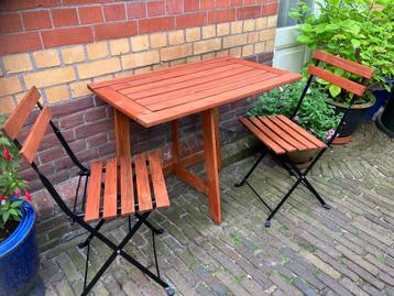 Mooi balkonsetje tuinsetje tafel met 2 stoeltjes -opklapbaar beschikbaar voor biedingen