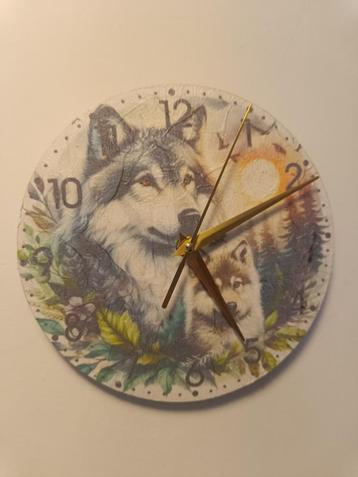 Wandklok rond 20 cm met afbeelding van wolf. beschikbaar voor biedingen