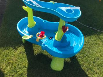 Speel tafel. Water, zand, rijst. beschikbaar voor biedingen