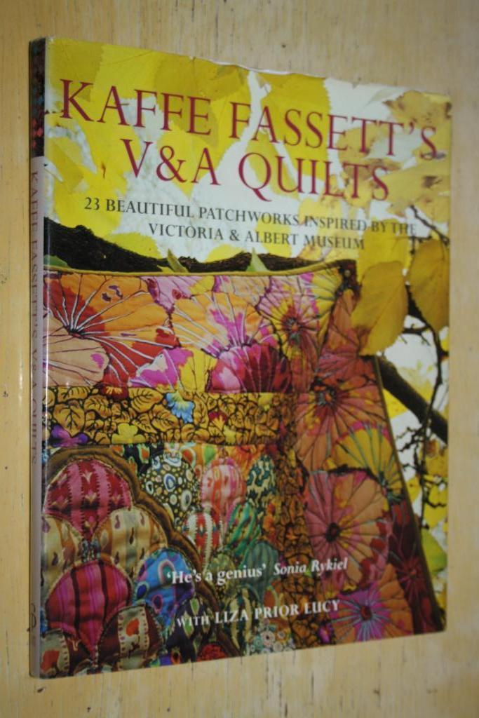 Boek: Kaffe Fassett's V & A Quilts 23 Beautiful Patchworks, Hobby en Vrije tijd, Stoffen en Lappen, Gebruikt, Katoen, 30 tot 120 cm