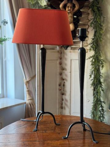 Stel oude bijna antieke tafellamp voeten zonder kap, beschikbaar voor biedingen