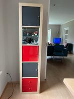 Wandkast met grijze, glazen en rode deurtjes, Huis en Inrichting, Kasten | Wandmeubels, Ophalen, Gebruikt, Glas, Minder dan 150 cm