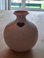 Fair Trade Vaas met Hartje, Wit, Aardewerk of Porselein, Ophalen of Verzenden, Zo goed als nieuw