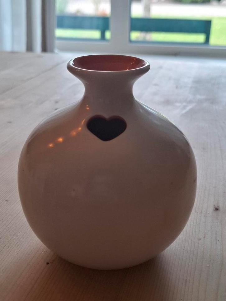 Fair Trade Vaas met Hartje, Huis en Inrichting, Woonaccessoires | Vazen, Zo goed als nieuw, Wit, Minder dan 50 cm, Aardewerk of Porselein