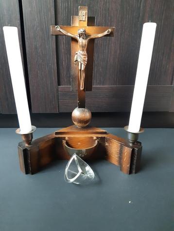 Crucifix met wijwater bakje beschikbaar voor biedingen