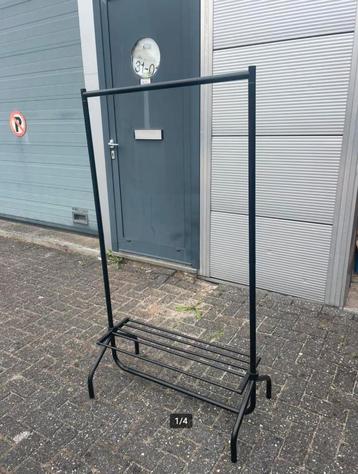 Zwart stevig kledingrek met schoenenhouder beschikbaar voor biedingen