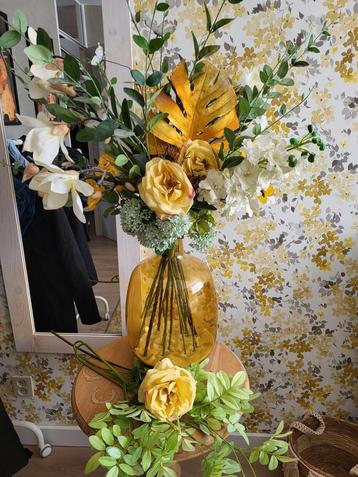 Vaas met kunstbloemen (intratuin) beschikbaar voor biedingen