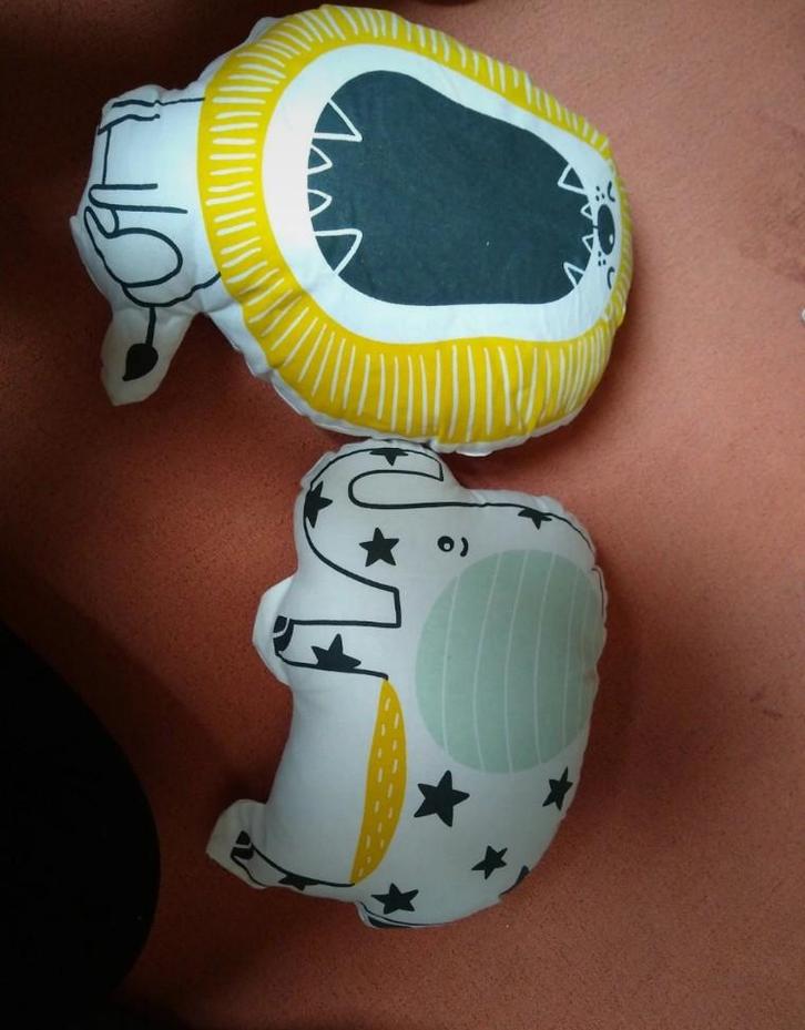 Sierkussens Leeuw en Olifant, Huis en Inrichting, Woonaccessoires | Kussens, Zo goed als nieuw, Geel, Overige vormen, Ophalen of Verzenden