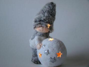 Poppetje met sneeuwbal klein met led p/st. beschikbaar voor biedingen