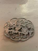 Vintage zilverkleur jugendstil bloem gegraveerd grote broche, Ophalen of Verzenden, Overige materialen, Broche