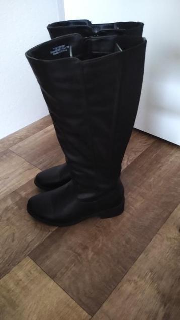 zwarte laarzen maat 39 kuit 46 hoog 42 cm hak ongeveer 4 cm  beschikbaar voor biedingen