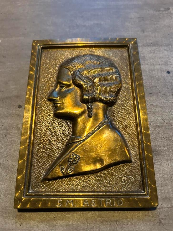 Bronzen plaquette ter nagedachtenis Koningin Astrid Belgie, Postzegels en Munten, Penningen en Medailles, Brons, Ophalen of Verzenden