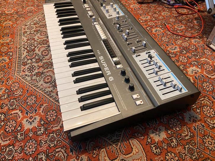 Udo super 6, Muziek en Instrumenten, Synthesizers, Zo goed als nieuw, Overige aantallen, Overige merken, Met midi-aansluiting
