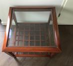 Houten bijzettafel met glazen blad, Huis en Inrichting, Tafels | Bijzettafels, Gebruikt, Vierkant, 55 tot 75 cm, Hout