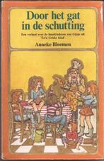 Anneke Bloemen - Door het gat in de schutting, Boeken, Kinderboeken | Jeugd | 10 tot 12 jaar, Zo goed als nieuw, Ophalen