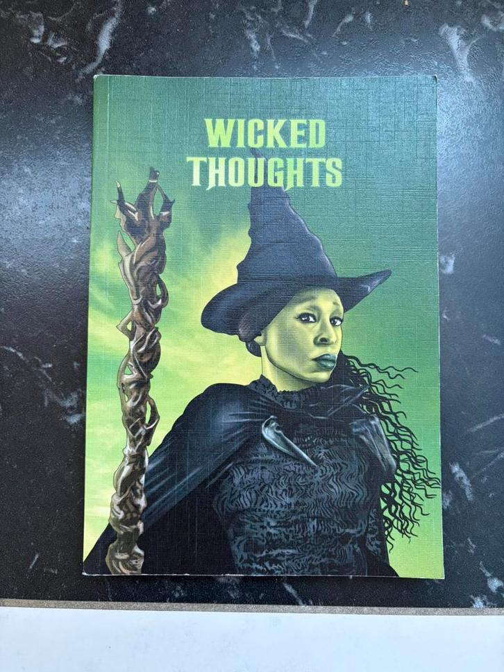 Wicked schrift lijntjesschrift Ariana Grande Cynthia Arrivo, Diversen, Schrijfwaren, Zo goed als nieuw, Ophalen of Verzenden