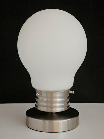 Vintage opaalglas Pop Art "bulb" tafellamp
80er jr.  beschikbaar voor biedingen
