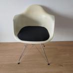 4 Eames Vitra DAR eetkamerstoelen/fauteuils met kussen, Huis en Inrichting, Ophalen, Gebruikt, Mid century modern, Wit