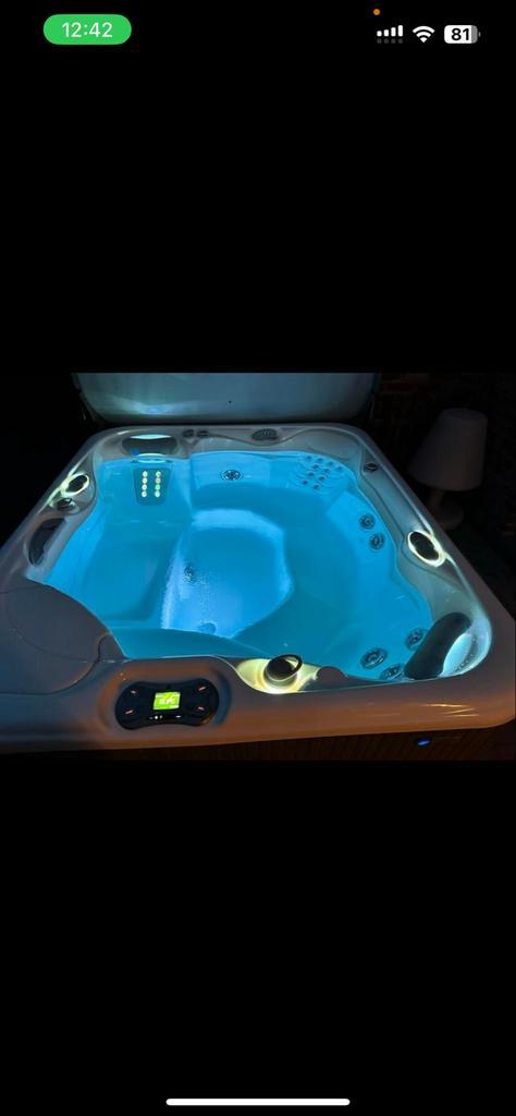 Hotspring Sovereign Jacuzzi - 6 Persoons, Tuin en Terras, Bubbelbaden en Hottubs, Gebruikt, Vast, Afdekzeil, Inbouw, Ophalen