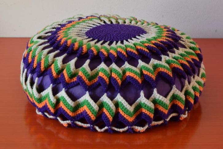 Groot rond retro vintage gehaakt jaren 70 kussen, Huis en Inrichting, Woonaccessoires | Kussens, Gebruikt, Paars, Rond, Ophalen of Verzenden