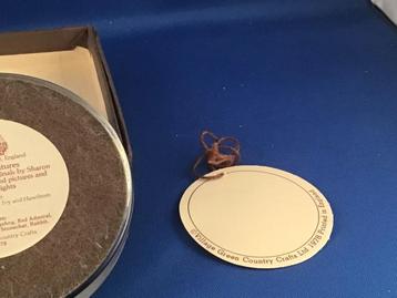 Vintage Village Green Uil Paperweight beschikbaar voor biedingen