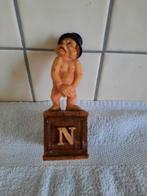 Vintage beeldje van een man met hoed op een kist, Antiek en Kunst, Kunst | Beelden en Houtsnijwerken, Ophalen of Verzenden