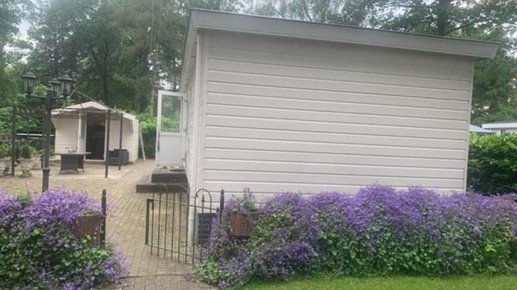 Groot 6 persoons chalet. 12 bij 4 meter op ruime plek., Caravans en Kamperen, Stacaravans, tot en met 6, Ophalen of Verzenden