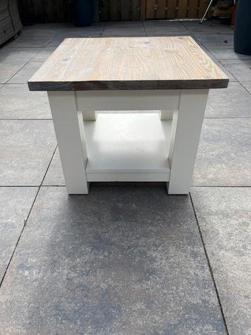 Houten bijzettafel beschikbaar voor biedingen