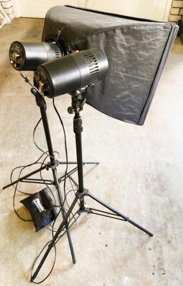 Studio Flash light,  2 flitsers, 2 statieven, 1 softboxen beschikbaar voor biedingen