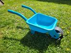 Blauwe kinder kruiwagen, Ophalen