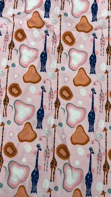 Giraffe and rocks tricot beschikbaar voor biedingen