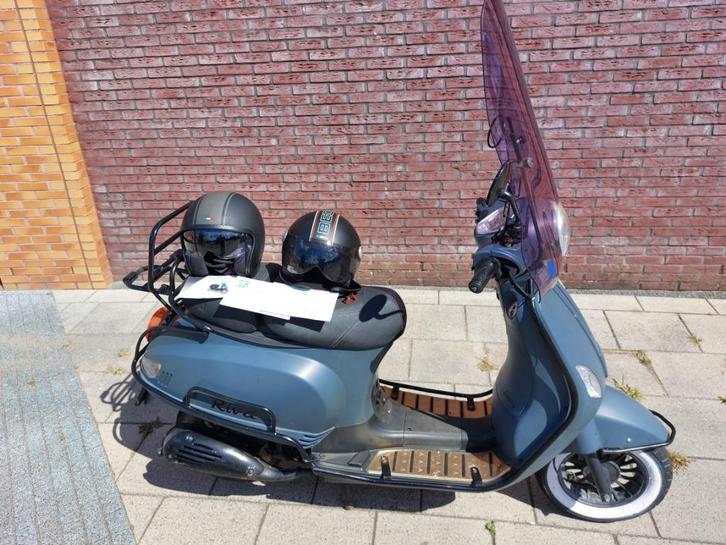 Scooter Vespa look Riva luxe Spijkenisse Rotterdam, Fietsen en Brommers, Overige Fietsen en Brommers, Zo goed als nieuw, Ophalen