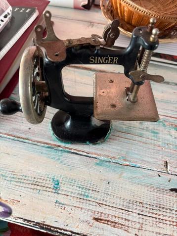 Singer antiek miniatuur naamachine beschikbaar voor biedingen