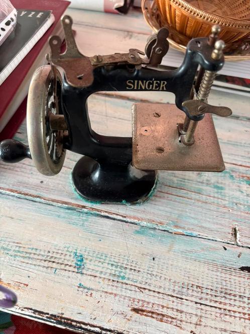 Singer antiek miniatuur naamachine, Antiek en Kunst, Antiek | Naaimachines, Ophalen