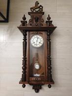 Antieke klok met ornament paardje erop, Antiek en Kunst, Antiek | Klokken, Ophalen of Verzenden