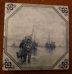 Delfts blauwe tegel met vissers op strand Scheveningen, Antiek en Kunst, Antiek | Wandborden en Tegels, Ophalen of Verzenden