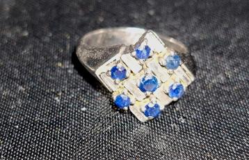 18 karaat wit gouden ring met saffieren. Maat 19mm. beschikbaar voor biedingen