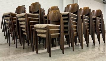 Partij 69 x vintage houten stapelstoelen beschikbaar voor biedingen